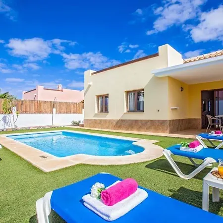 Villa Urbanizacion Fuerteventura Golf Club Sleeps 6 With Pool Air Con And Wifi *